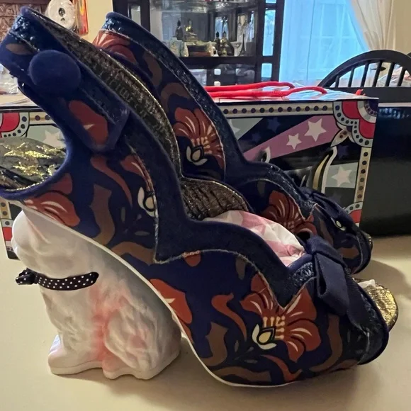 Irregular Choice Navy and Brown Floral Heels with cat Detail - Picture 4 of 6